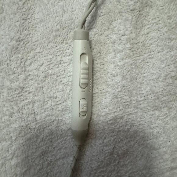 JBL Quantum 50 Wired, In-Ear Gaming Headphones with Inline Control, White - Picture 6 of 7